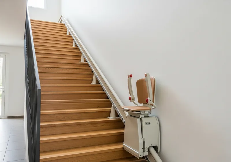 Monte-escalier tournant avec rail courbe façonné sur mesure à Couzeix